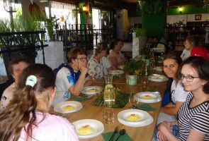 Mieszkanki w restauracji podczas obiadu.