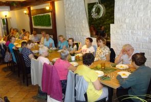 Mieszkanki w restauracji podczas obiadu.