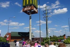 Mieszkanki w drodze do McDonald's.