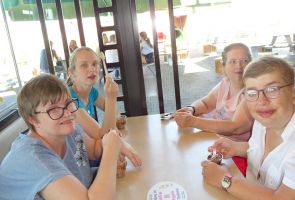 Mieszkanki w McDonald's - kawa i lody.