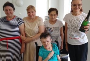 Pani Ania i koleżanki wokół tortu urodzinowego.