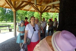 Spacerująca grupa wycieczkowa wokół tężni w Jaworzu Średnim.