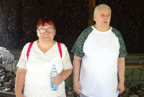 Mieszkanki stojące przy tężni w Jaworzu.