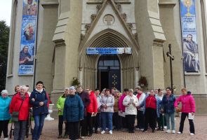 Mieszkanki przed Kościołem w Wilkowicach.