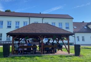Świętujące mieszkanki w altanie na terenie Filii.