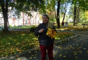 Mieszkanka zbierająca liście.