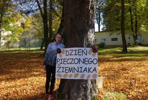 Mieszkanka z plakatem.
