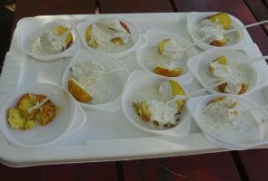 Ziemniaki pieczone z sosem śmietanowo-czosnkowym.