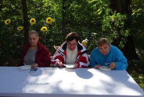 Mieszkanki w trakcie posiłku.