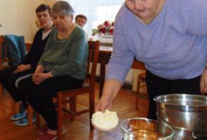 Wyciąganie zrobionego już masła przez panią Irenkę.