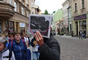 Przewodnik pokazujący stare zdjęcia miasta Cieszyna.