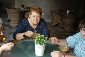 Mieszkanki w trakcie deseru.