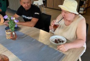 Mieszkanki w trakcie deseru.