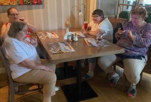 Mieszkanki w restauracji.