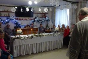 mieszkanki witające księdza na świetlicy
