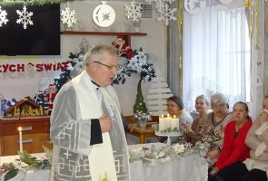 ksiądz zwracający się do mieszkanek