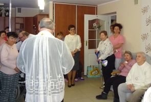 mieszkanki witające księdza na świetlicy