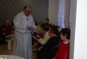 ministrant rozdający obrazki