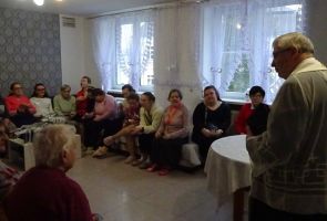 rozmowa księdza z mieszkankami