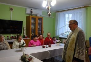 rozmowa księdza z mieszkankami