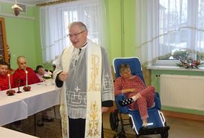 rozmowa księdza z mieszkankami