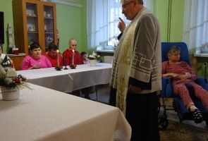 rozmowa księdza z mieszkankami