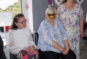 trzy mieszkanki pozujące do zdjęcia