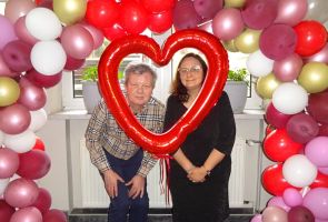 para pozująca do zdjęcia wśród balonów