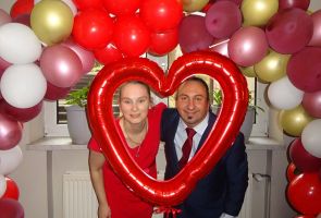 para pozująca do zdjęcia wśród balonów