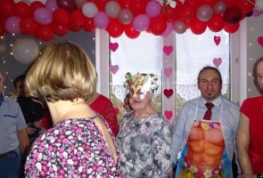 zabawa z rekwizytami karnawałowymi