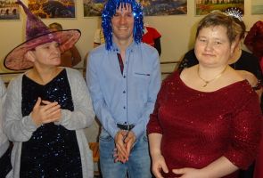 zabawa z rekwizytami karnawałowymi