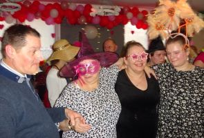 zabawa z rekwizytami karnawałowymi