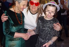 mieszkanki wraz z opiekunką pozujące do zdjęcia