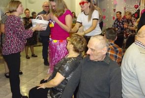 zabawa integracyjna - krzesełka