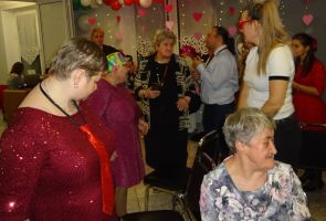 zabawa integracyjna - krzesełka