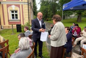 Dyrektor wręczający pamiątkowe statuetki