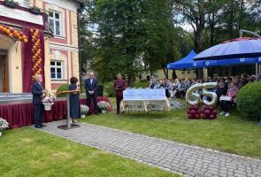 przemówienie Starosty Cieszyńskiego i wręczanie kwiatów