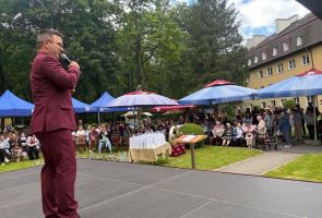 konferansjer zwracający się do gości