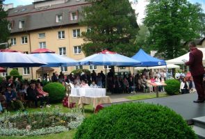 konferansjer zwracający się do gości4 (2).jpg