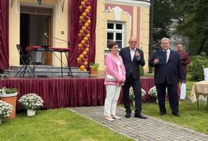 Dyrektor wręczający pamiątkowe statuetki