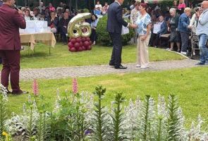 Dyrektor wręczający pamiątkowe statuetki