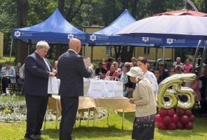 Dyrektor wręczający pamiątkowe statuetki