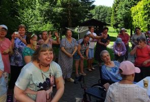 wspólnie tańczące mieszkanki