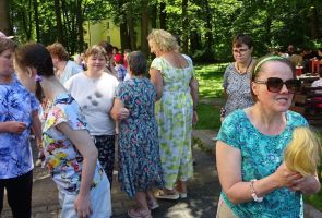 wspólnie tańczące mieszkanki