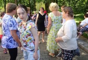 wspólnie tańczące mieszkanki