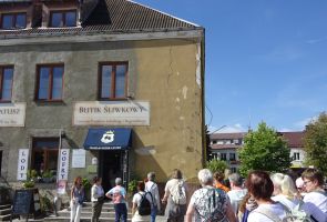 grupa przed Muzeum Śliwki