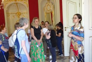 mieszkanki zwiedzające salony Pałacu