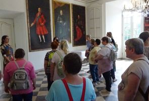 mieszkanki zwiedzające salony Pałacu