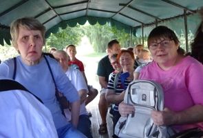 mieszkanki siedzące w wozie podczas safari z  bizonami
