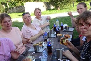 mieszkanki podczas kolacji - Bizon Burger